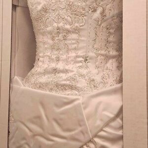 Oleg Cassini wedding dress worn once inside preservation box size 6